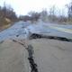 La carretera 61 de acceso a Centralia, destrozada por el calor interno de la mina. Foto: JohnDS